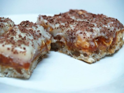 Prajitura cu blat de miere si alune caramelizate
